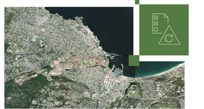 Satellitenbild einer Stadt mit grauen Gebäuden und grüner Landschaft und kleineres Bild mit einem Blatt Papier, auf dem eine Checkliste zu sehen ist
