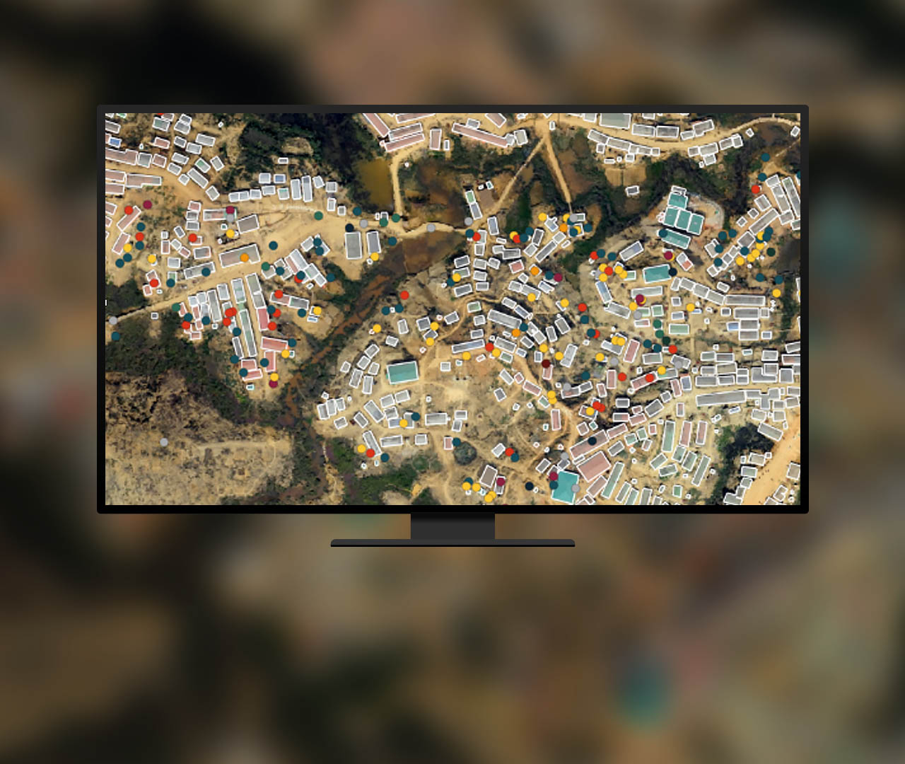Vista aérea de un área suburbana que utiliza IA para clasificar objetos como edificios y coches, marcados por rectángulos blancos y puntos multicolores.