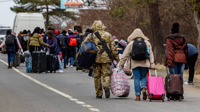 Ukraine refugees approach border crossing