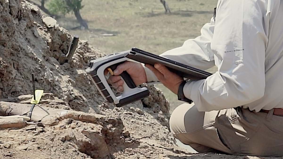 Writing the RFID tag on a fossil find