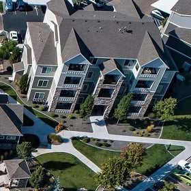 An apartment building with four floors and a courtyard,