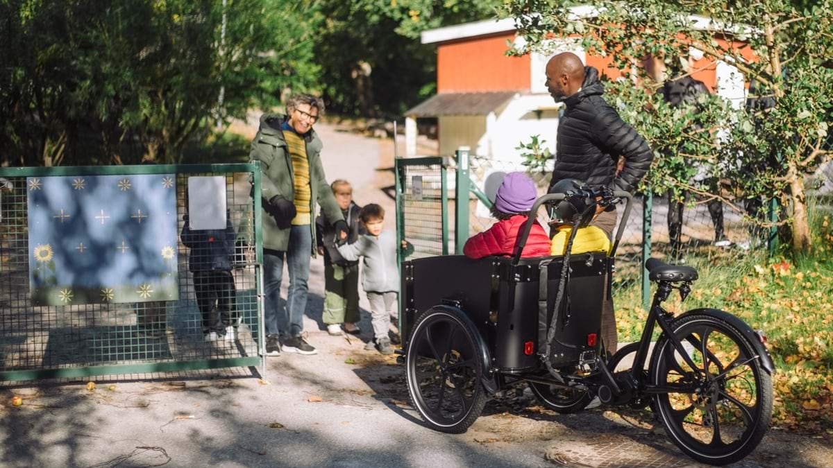 cargo bicycle dropping kids at school