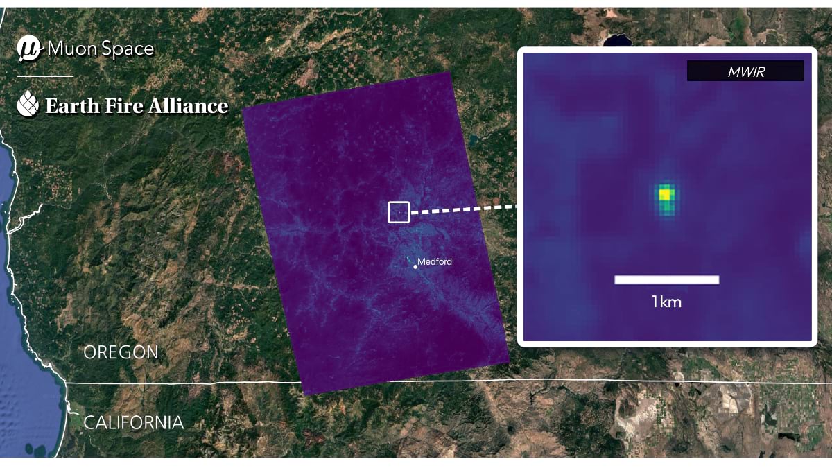 Satellite map showing Oregon-California border region with purple thermal overlay and detailed MWIR sensor inset displaying a small bright green and yellow heat signature near Medford, Oregon, with 1km scale bar for reference.