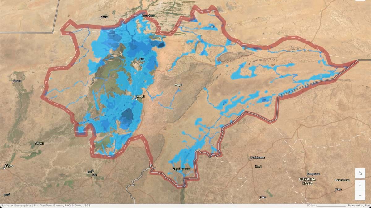 Satellite-based flood risk map of Mali's Niger River basin showing extensive blue flood zones around Mopti, with red boundary lines marking administrative regions and place names labeled across the arid landscape.