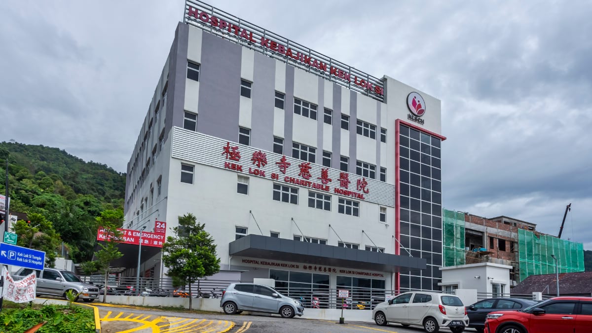 Ken Lok Si Charitable Hospital building with emergency entrance and parking area in Malaysia