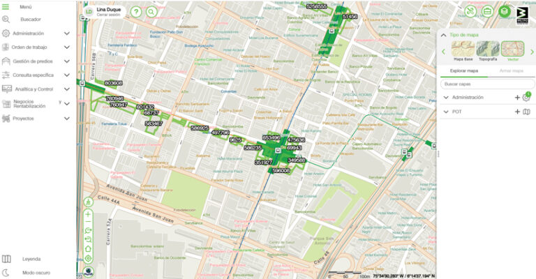 A screenshot of a mapping software interface displaying a city map with green-highlighted routes and parcels. A vertical menu with Spanish options appears on the left, and a map layers panel is on the right.