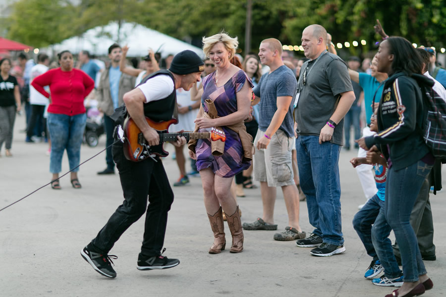 A guitarist entertains the crowd at Balboa Park.