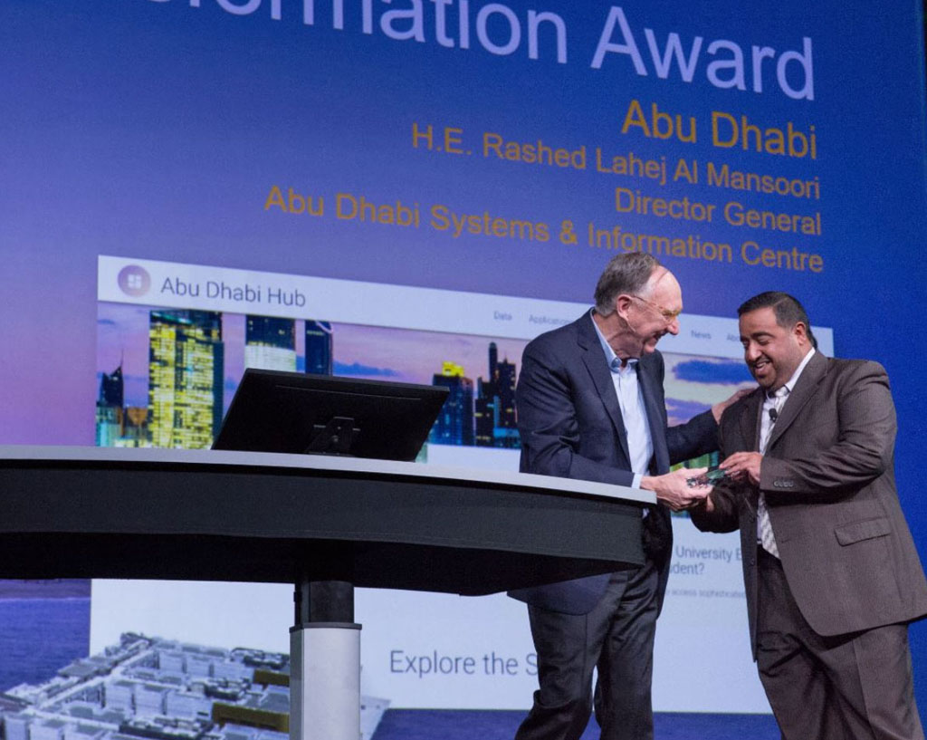 His Excellency Rashed Lahej Al Mansoori accepts the Digital Transformation in GIS Award from Dangermond.