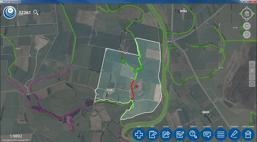 The standard map window shows the fencing status of waterways and the highlighted farm boundary.