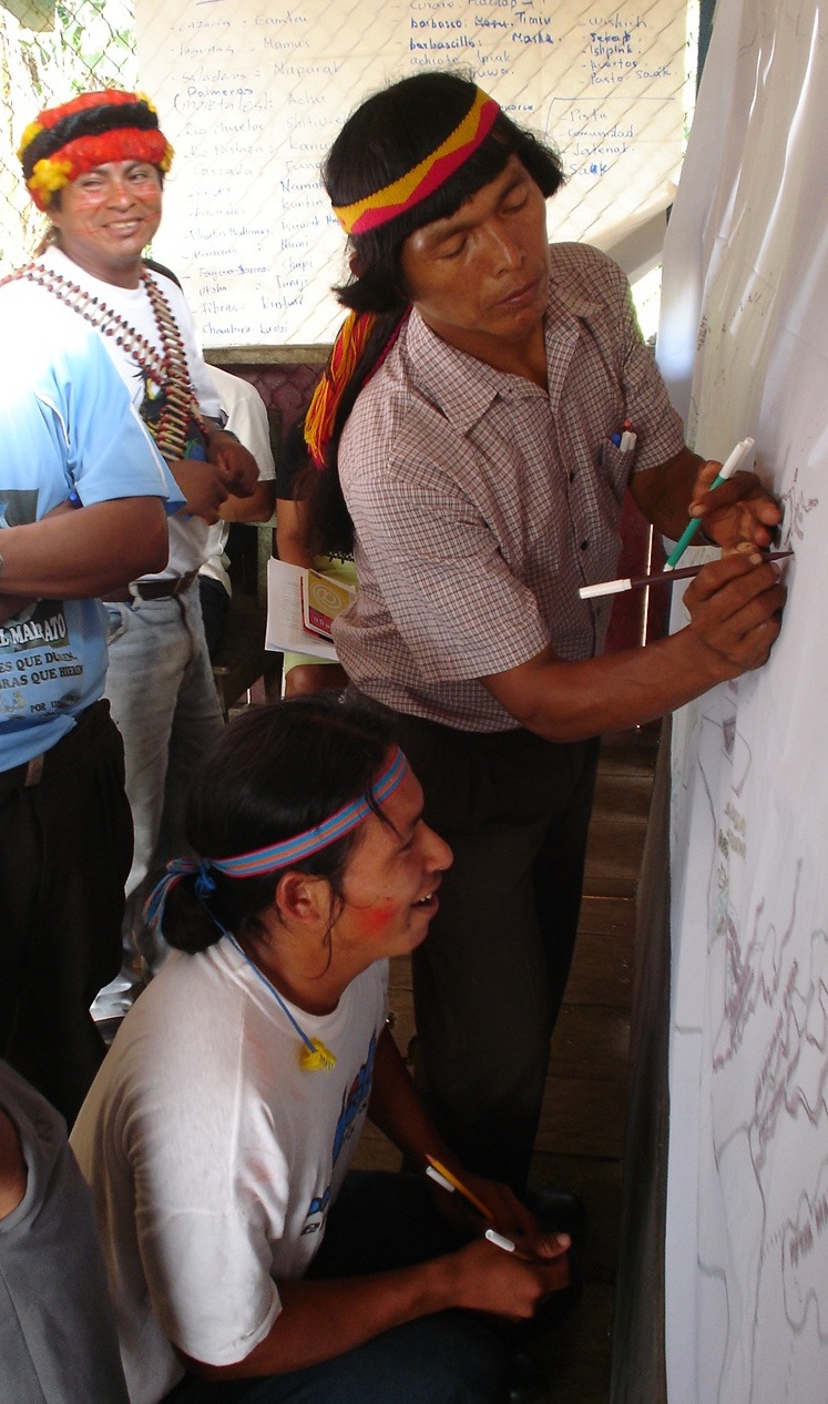 Achuar leaders draw their land use maps. Photo courtesy of AmazonGISnet. Achuar leaders draw their land use maps. Photo courtesy of AmazonGISnet.