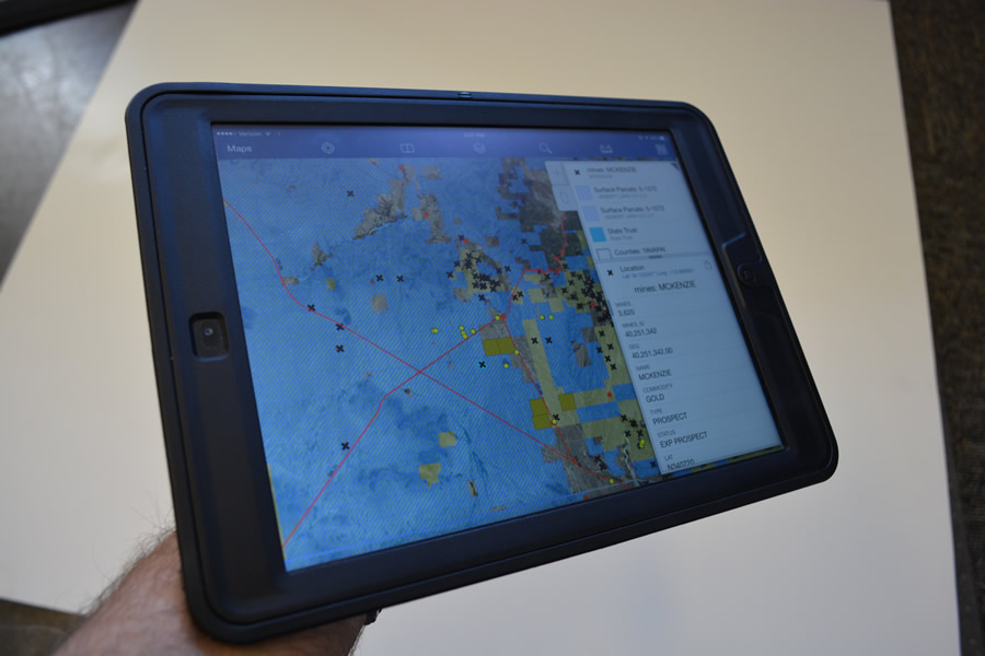 The Arizona State Land Department deploys maps on tablets.