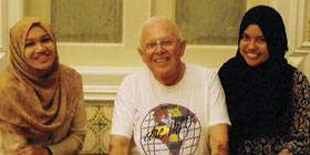 Tom McConnell wears an antediluvian Esri T-shirt with students, at the 2015 User Conference