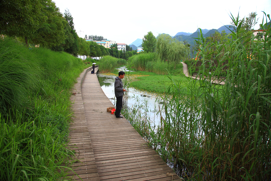 An angler fishes in the Shuicheng River in Liupanshui City, China. The once-polluted river was cleaned up during a restoration project that saw the waterway and the Minhu Wetland Park restored to a more natural habitat. Photo courtesy of Kongjian Yu/Turenscape.