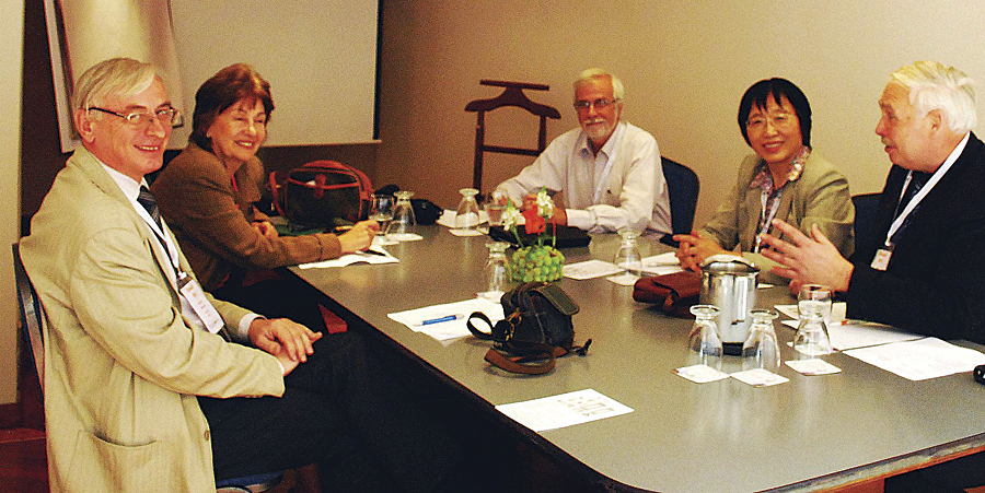 From left to right: Vladimir S. Tikunov, Lomonosov State University, Moscow (Russia); Margarita Marino de Botero, CEO, International Congress of Environmental Sciences, Bogota (Colombia); Paulo Márcio Leal de Menezes, vice president Int. Cartographic Association (ICA), Rio de Janeiro (Brazil); Chuang Liu, Institute of Geographical Sciences and Natural Resources Research, Chinese Academy of Sciences, Beijing (China); and Horst Kremers, CEGeoIC2013 conference director and chair CODATA-Germany, Berlin (Germany).