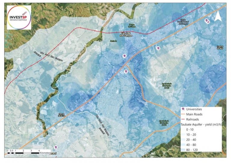 Aerial imagery of an area in São Paulo, with a blue overlay identifying an aquifer and other points and lines identifying universities, roads, and railroads