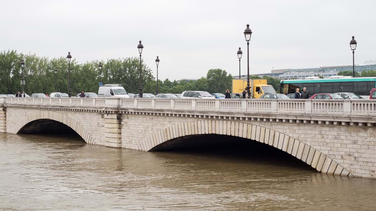 Paris flood, bridge with high water