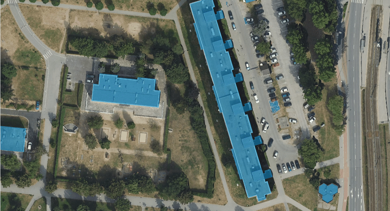 Building footprints in blue. The slider shows how it's represented in a Traditional- vs True-Ortho. Data courtesy of Opegieka.