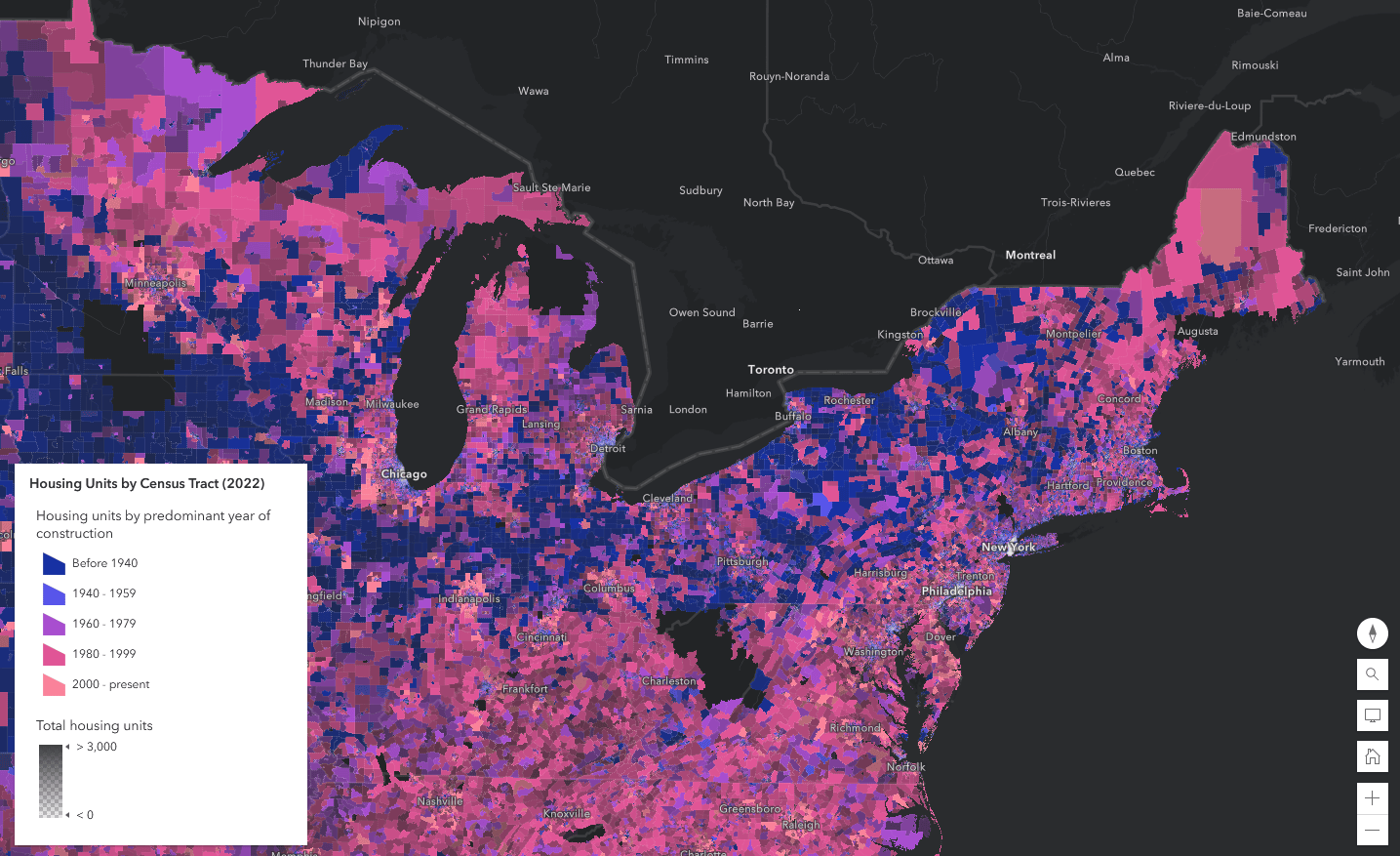 Un mapa de coropletas centrado en el cuadrante noreste de los EE. UU., con condados coloreados para reflejar la época predominante de construcción de viviendas locales.  Los tramos de color azul oscuro indican existencias de viviendas más antiguas, mientras que los tramos de color rosa brillante indican existencias de viviendas más nuevas.