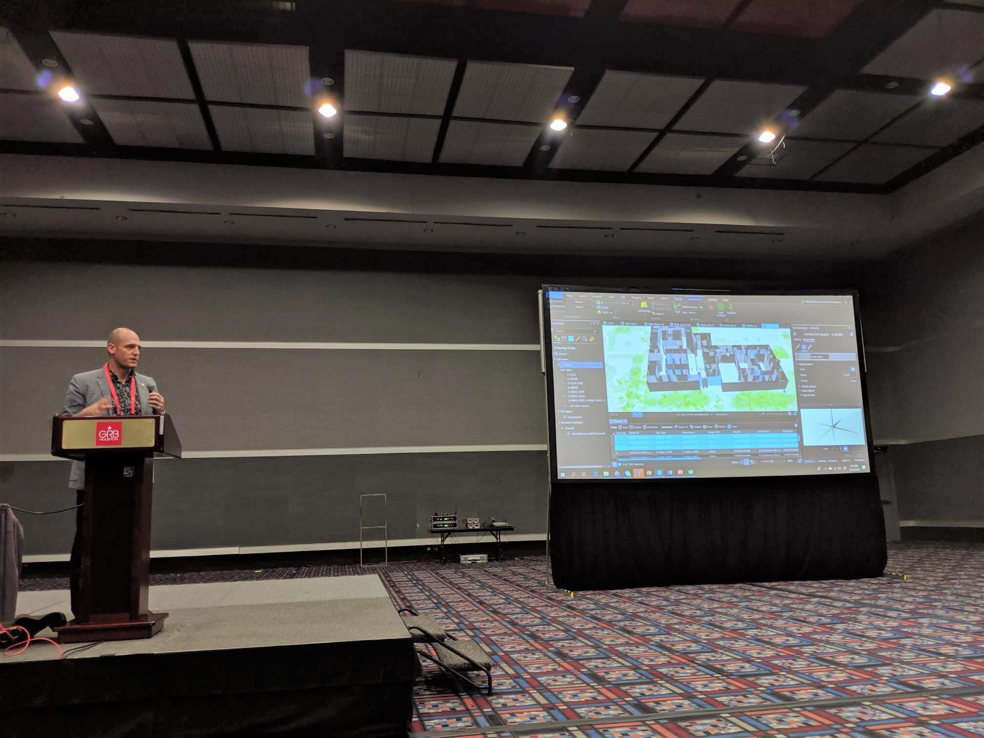 Pat Wallis presenting ArcGIS Indoors during his workshop on how indoor mapping and positioning solutions help optimize workplace operations.