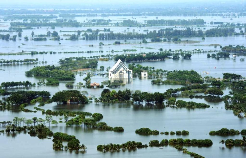 Chao Phraya river flooding large area near Bangkok