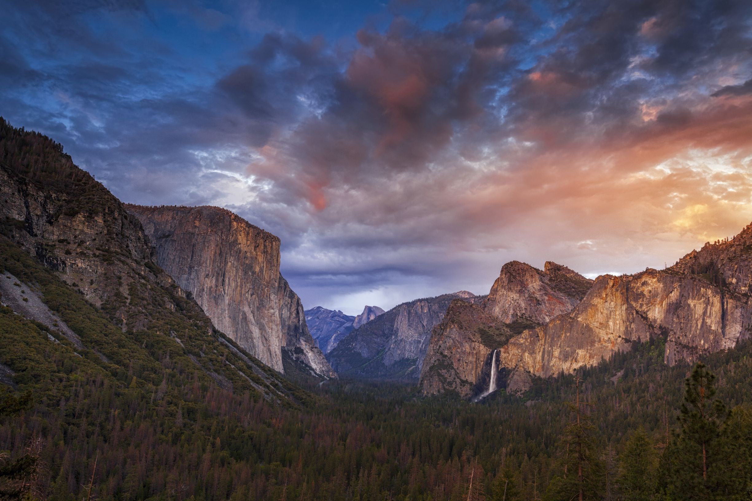Sunset from Tunnel View in Yosemite National Park. Sunset from Tunnel View in Yosemite National Park.