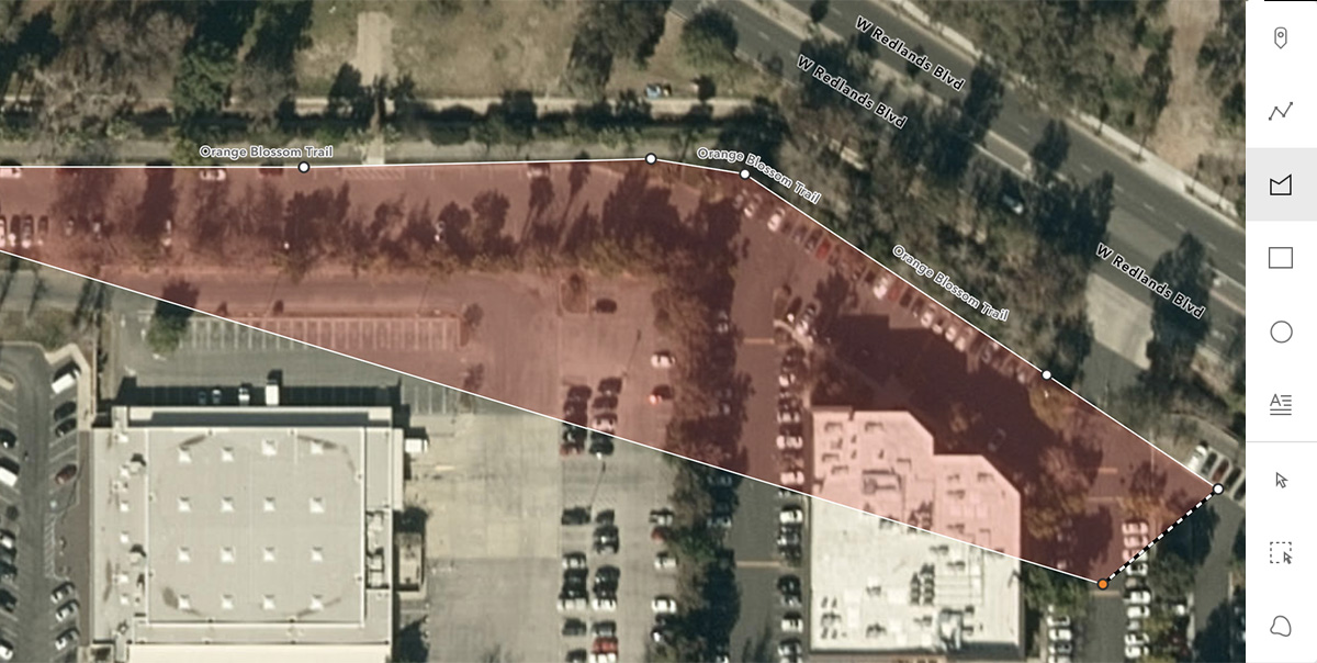 Using the Sketch Polygon option to draw an outline around the Esri Campus Using the Sketch Polygon option to draw an outline around the Esri Campus