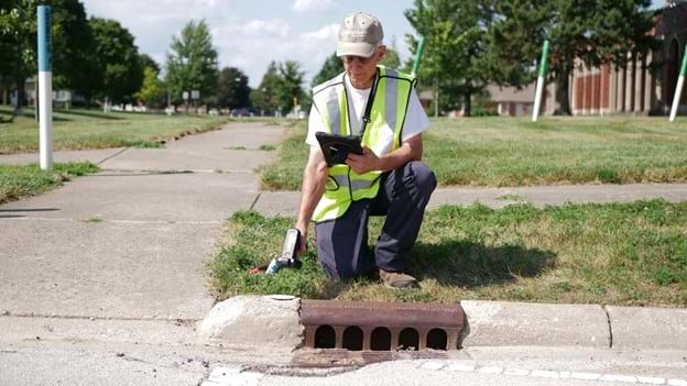 A field operator uses Survey123 and Inframarker to inspect an asset A field operator uses Survey123 and Inframarker to inspect an asset