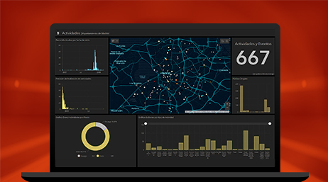 laptop com mapa e gráficos nele 
