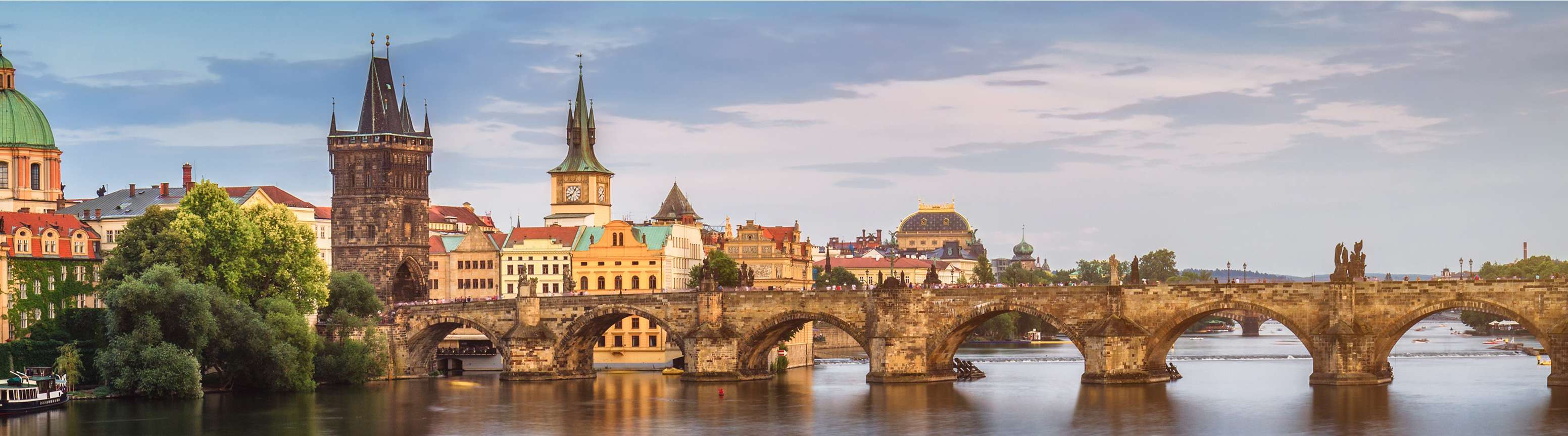 Skyline della città di Praga con un ponte in primo piano