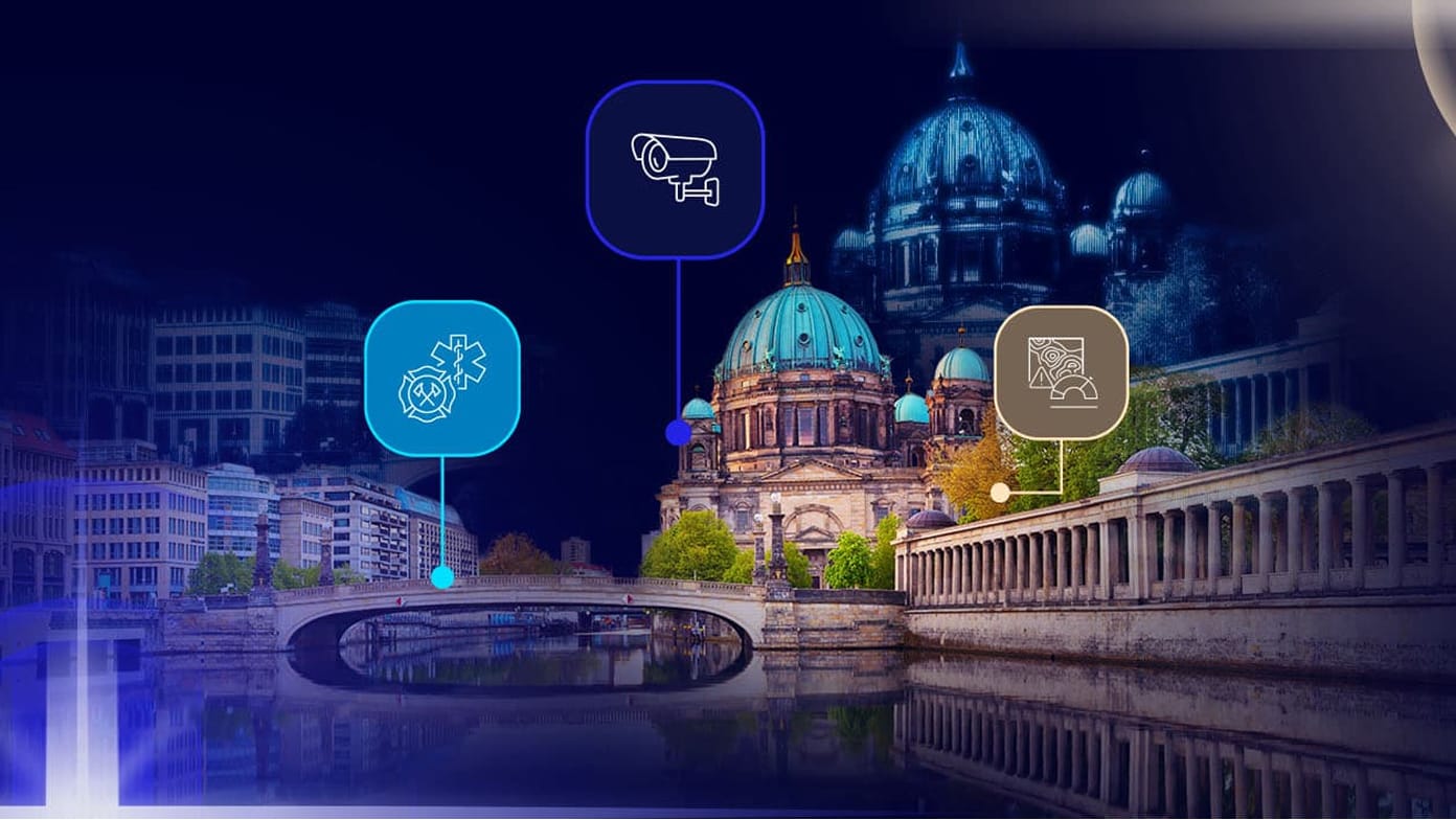 Grafico con diversi edifici storici a cupola accanto a grattacieli moderni coperti da etichette che raffigurano telecamere di sorveglianza e icone industriali