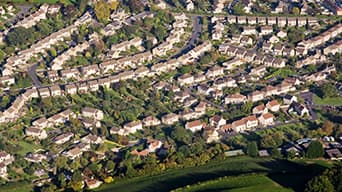 Luftaufnahme eines typischen Vorstadtviertels