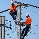 Güvenlik teçhizatlı iki işçi bir elektrik direğinde çalışıyor