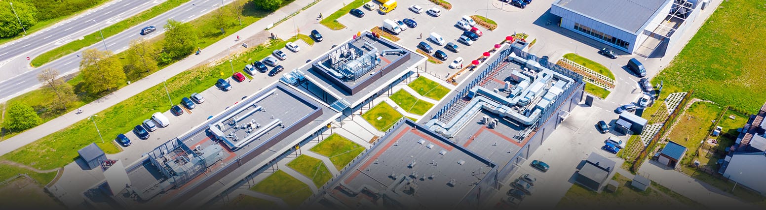 Vista aérea de un centro comercial y un aparcamiento con vehículos