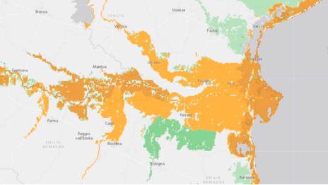 A coastal map of Italy shows regions where high-value assets are at low or high risk for flood damage in a green-to-orange gradient.