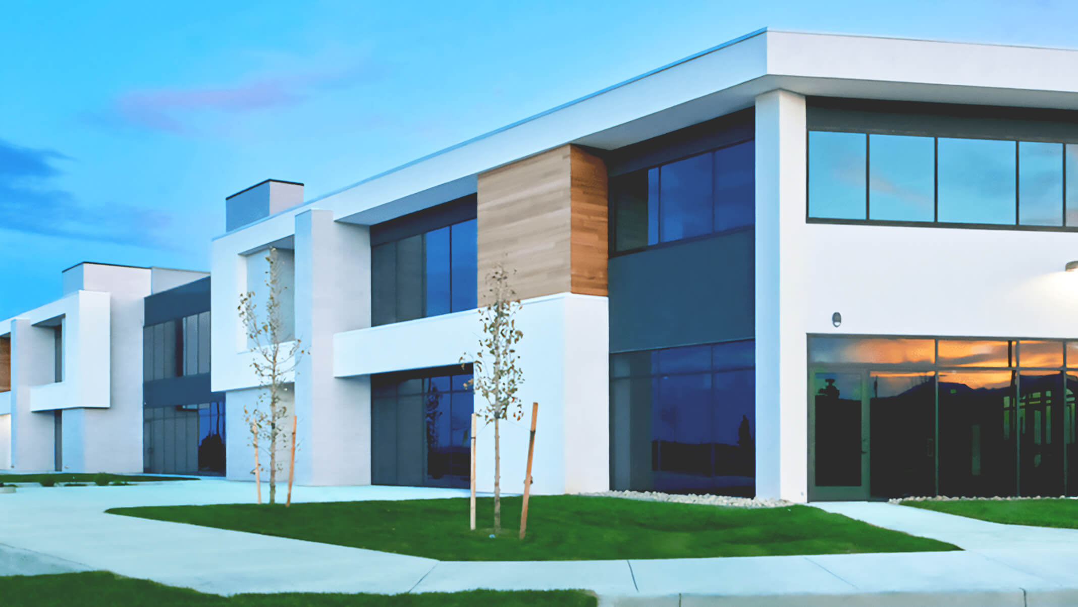 Immeuble de bureaux moderne sur deux niveaux au crépuscule