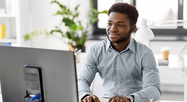 Uomo professionale nero che lavora al computer