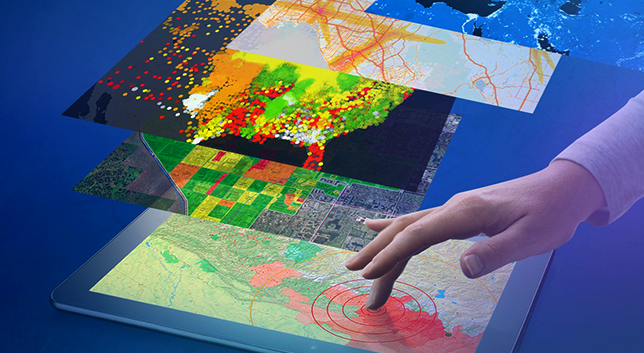 Pessoa tocando um tablet para selecionar as informações do mapa digital