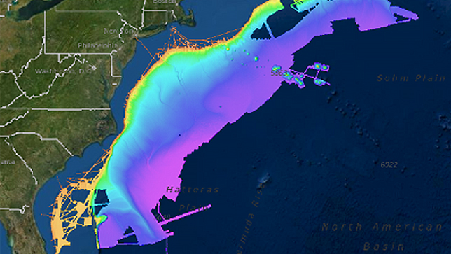 Un mapa batimétrico del Margen del Océano Atlántico que muestra diferentes profundidades del océano en naranja, verde, azul y morado