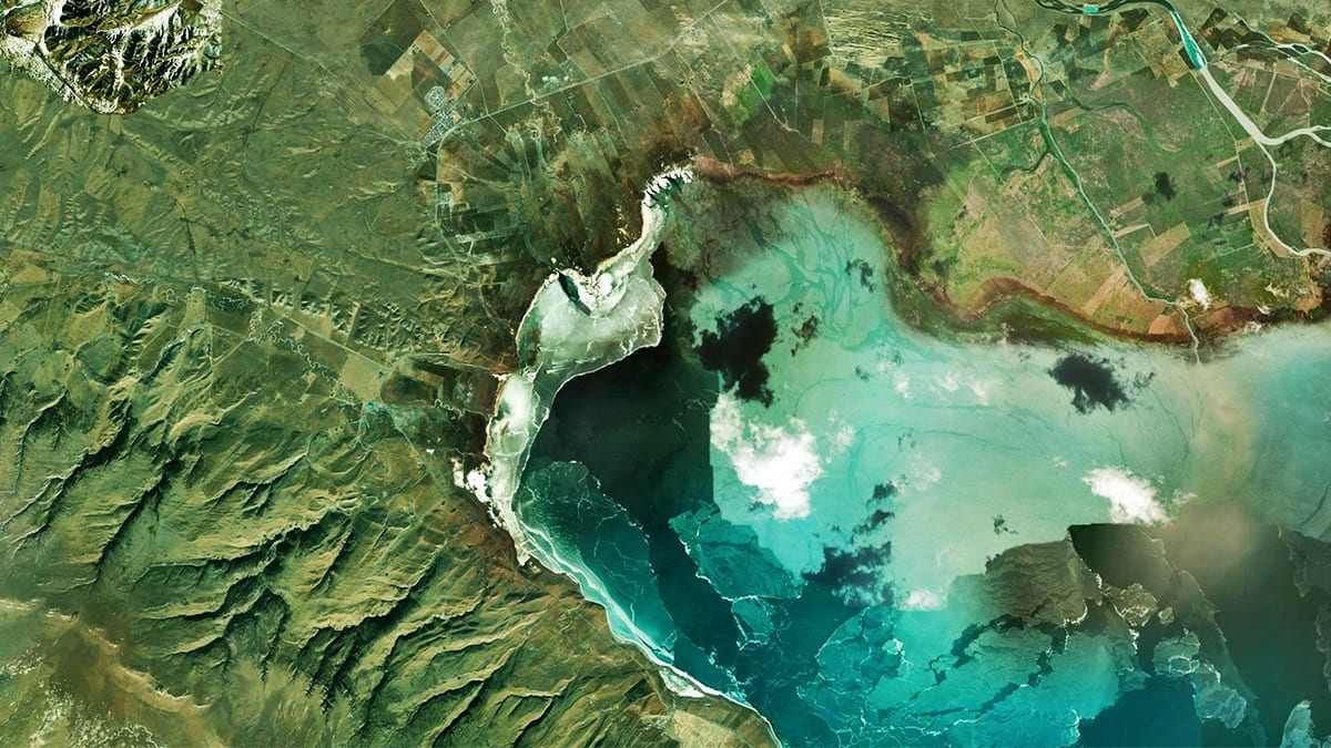 Imágenes satelitales de una región costera verde y montañosa