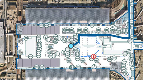 Karte der Innenräume eines Flughafenterminals mit blauem Punkt zur Markierung des aktuellen Standorts und verstreuten runden Datenpunkten in einem Luftbild