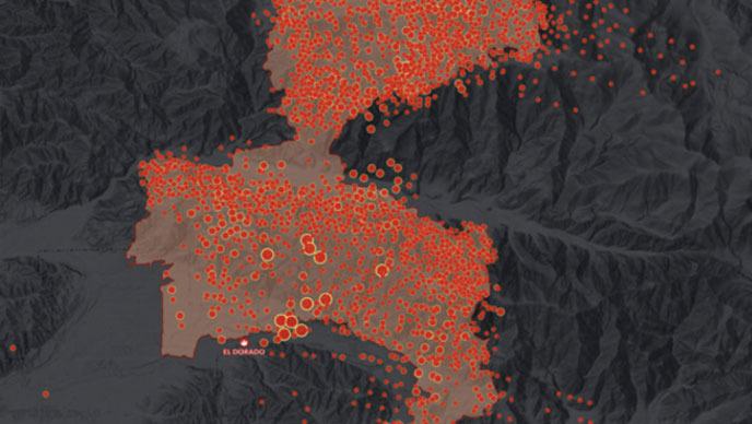 Carte numérique en noir et rouge du périmètre de l’incendie El Dorado, recouverte de points rouges représentant le déplacement de l’incendie