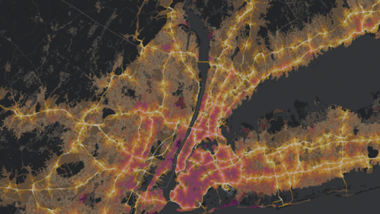 Carte présentant la densité de la population new-yorkaise et l’estimation de son accès aux autoroutes en orange et en rose
