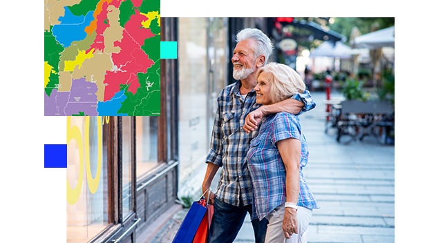 Couple de séniors devant un vitrine avec carte en encart