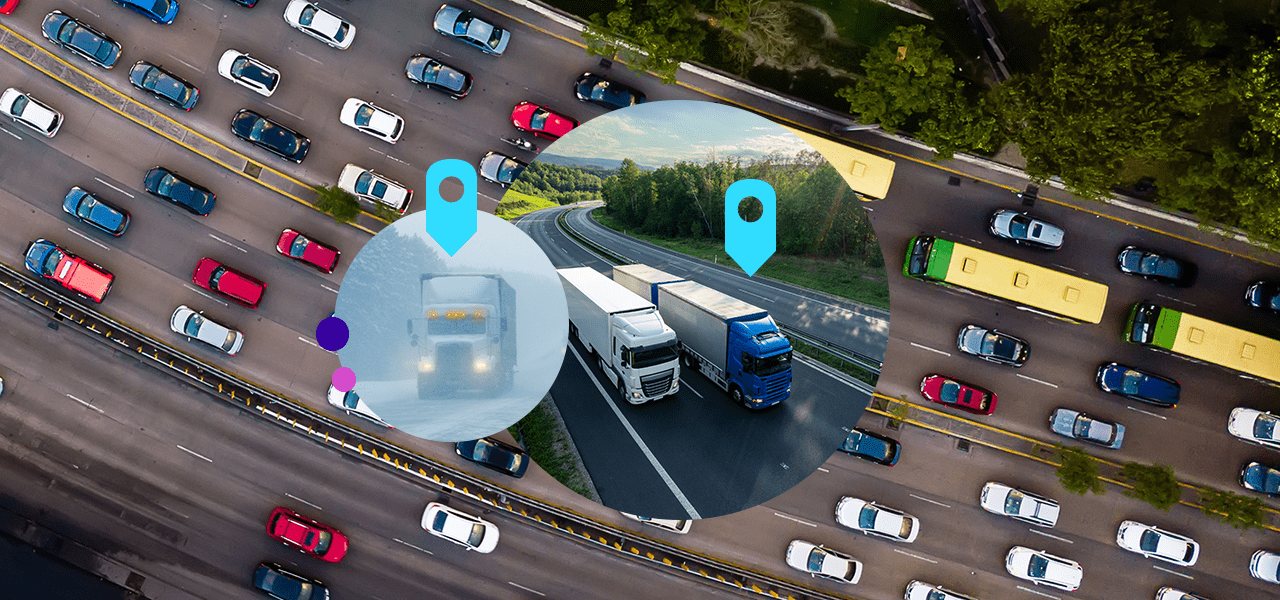 Immagine aerea di un'autostrada piena di auto e camion grossi