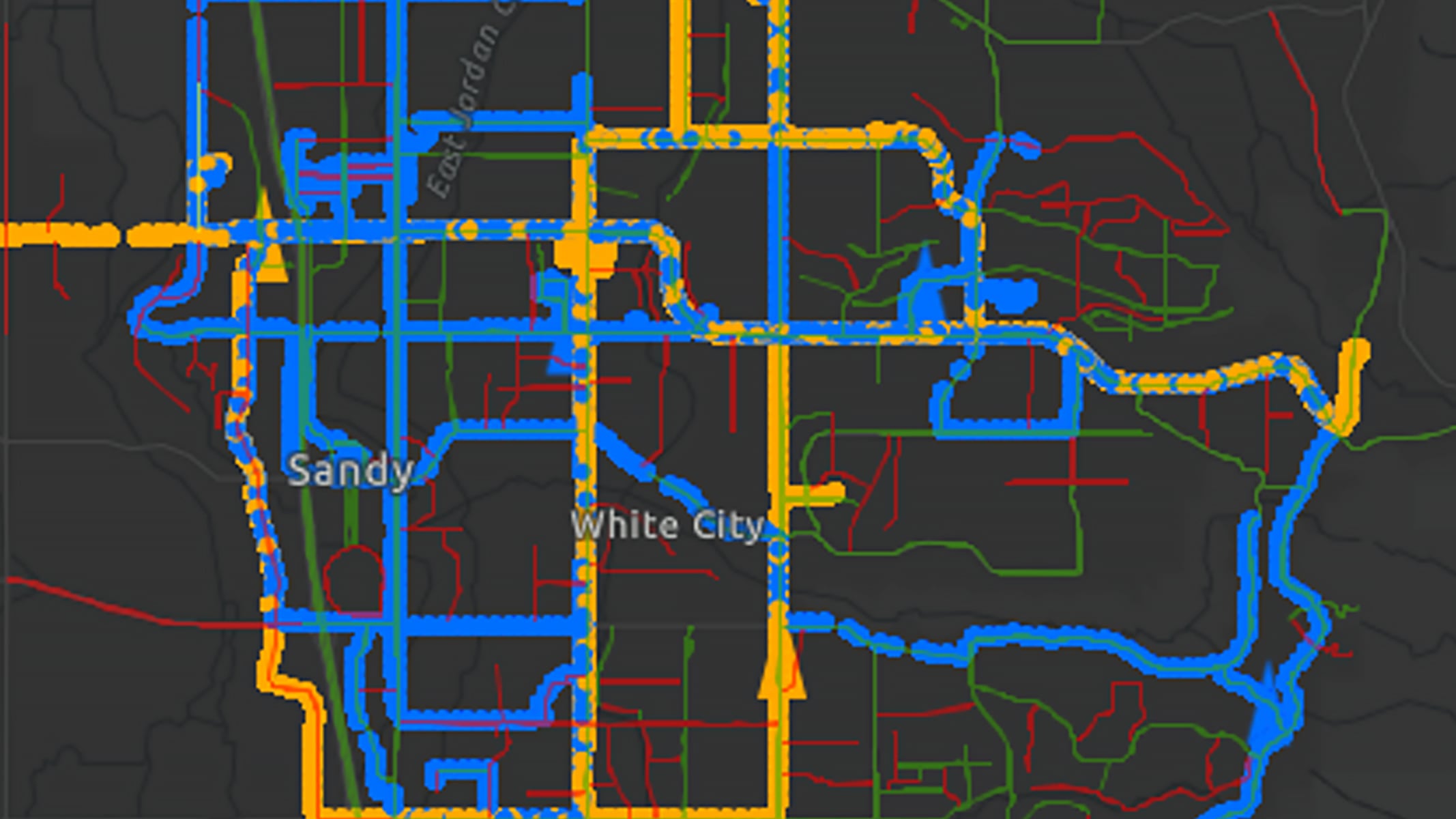 Mappa di colore scuro con strade selezionate evidenziate in arancione e blu 