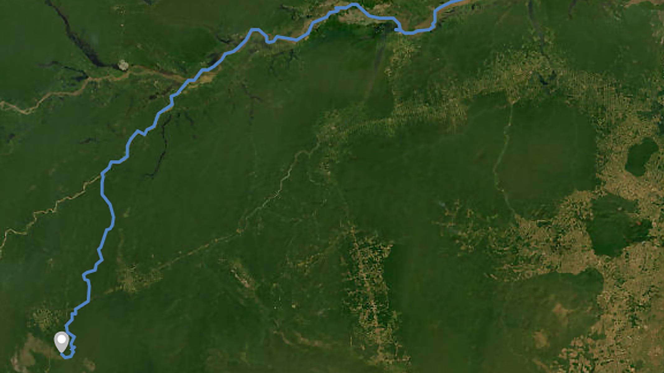 Mappa verde scuro di terra con un fiume mostrato in blu