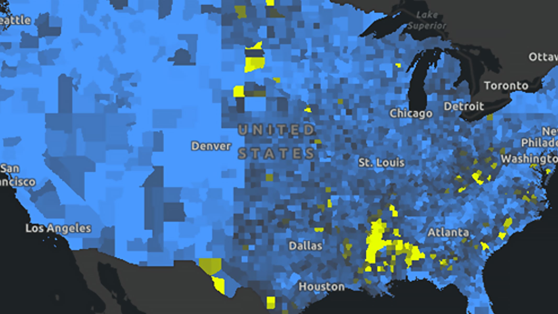 Mappa blu degli Stati Uniti con diversi nomi di città in testo bianco e varie regioni evidenziate in nero