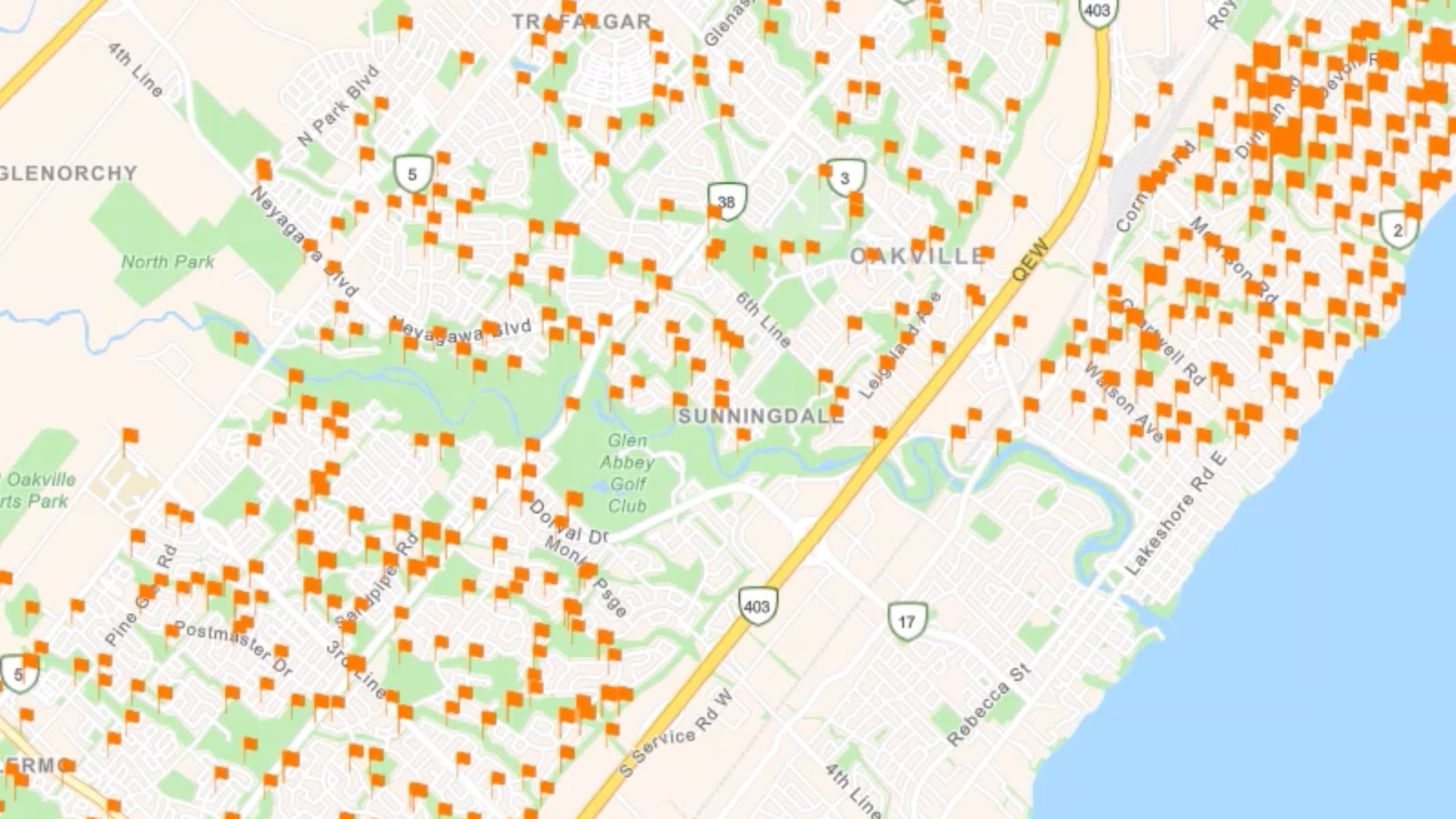 Mappa giallo chiaro con punti di dati rossi sparsi e più aree colorate in verde