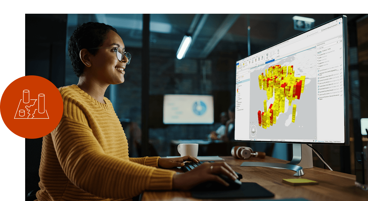 Femme regardant plusieurs sources et types de données affichés en 2D et en 3D sur une carte.