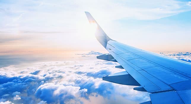 Tragfläche eines Flugzeugs über den Wolken